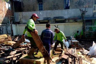 Sejumlah petugas menertibkan bangunan pagar dan kandang hewan ternak ketika terjadi alih fungsi lahan di Taman Pemakaman Umum (TPU) Prumpung, Kelurahan Cipinang Besar Utara, Kecamatan Jatinegara, Jakarta Timur hingga viral belum lama ini. Foto: Ist