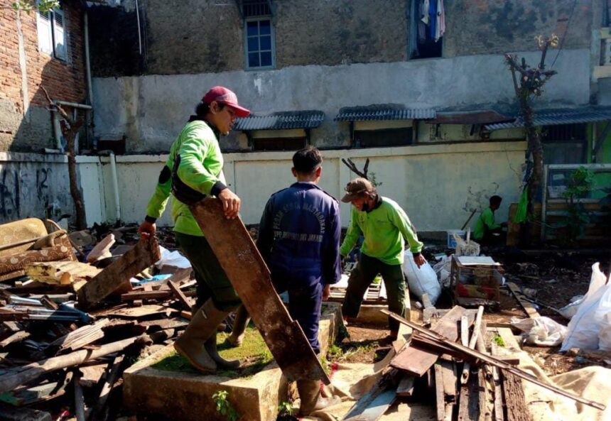 Sejumlah petugas menertibkan bangunan pagar dan kandang hewan ternak ketika terjadi alih fungsi lahan di Taman Pemakaman Umum (TPU) Prumpung, Kelurahan Cipinang Besar Utara, Kecamatan Jatinegara, Jakarta Timur hingga viral belum lama ini. Foto: Ist