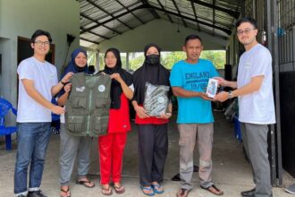 Karyawan Telkom Magelang (paling kiri dan paling kanan) selaku inisiator Program Bresih menyerahkan rompi operasional kepada petugas TPS Desa Tuksongo beberapa waktu yang lalu. Foto: Telkom Indonesia