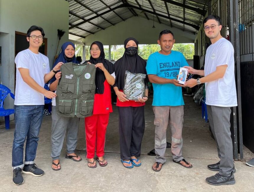 Karyawan Telkom Magelang (paling kiri dan paling kanan) selaku inisiator Program Bresih menyerahkan rompi operasional kepada petugas TPS Desa Tuksongo beberapa waktu yang lalu. Foto: Telkom Indonesia