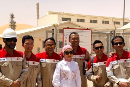 Direktur Utama PT Pertamina (Persero) Nicke Widyawati saat mengunjungi lapangan migas yang dioperasikan oleh Pertamina di Menzel Ledjmet Nord (MLN) Oil Field Algeria, Selasa (13/6). Foto: Pertamina