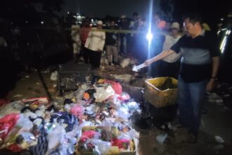 Jajaran Unit Reskrim Polsek Cakung datang melakukan olah TKP penemuan sosok jasad bayi di tempat pembuangan sampah di Jalan KRT Radjiman, Jatinegara, Cakung, Jakarta Timur pada Selasa (13/6) sekitar pukul 19.30 WIB. Foto: Ist