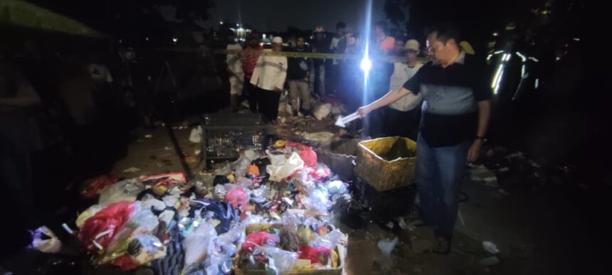 Jajaran Unit Reskrim Polsek Cakung datang melakukan olah TKP penemuan sosok jasad bayi di tempat pembuangan sampah di Jalan KRT Radjiman, Jatinegara, Cakung, Jakarta Timur pada Selasa (13/6) sekitar pukul 19.30 WIB. Foto: Ist
