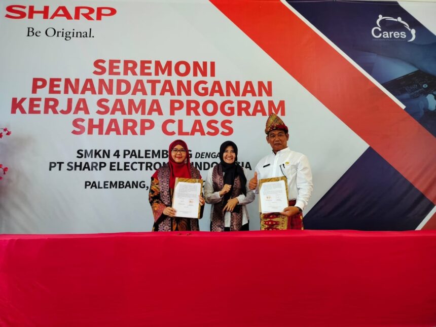 Dari kiri foto ke kanan foto: Bapak Drs Ropik M.Si, Kepala Sekolah SMKN 4 Palembang, Ibu Mondya Boni, S.E, S.Kom, M.Si, Kabid SMK Dinas Pendidikan Provonsi Sumatra Selatanndan Ibu Lise Tiasanty, S.IP, MM, Head of CS Division, PT Sharp Electronics Indonesia.