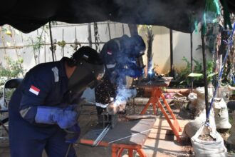 Sebanyak 10 peserta warga sekitar mengikuti pelatihan las di halaman kantor Kelurahan Dukuh, Kecamatan Kramat Jati, Jakarta Timur. Pelatihan digelar sejak 5 Mei lalu hingga 16 Juni 2023 besok. Foto: Ist