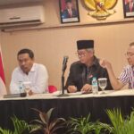 Tim sembilan anggota PB PGRI menanggapi serius adanya mosi tidak percaya dari sejumlah pengurus Persatuan Guru Republik Indonesia (PGRI) provinsi terhadap kepemimpinan Ketua Umum PB PGRI sekarang di Jakarta, Jumat (16/6). Foto: Istiwewa