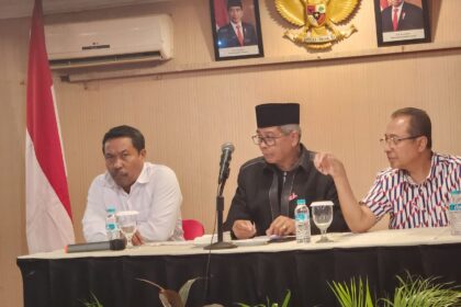 Tim sembilan anggota PB PGRI menanggapi serius adanya mosi tidak percaya dari sejumlah pengurus Persatuan Guru Republik Indonesia (PGRI) provinsi terhadap kepemimpinan Ketua Umum PB PGRI sekarang di Jakarta, Jumat (16/6). Foto: Istiwewa