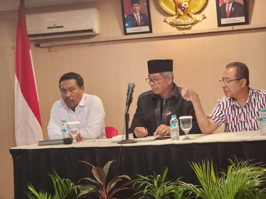 Tim sembilan anggota PB PGRI menanggapi serius adanya mosi tidak percaya dari sejumlah pengurus Persatuan Guru Republik Indonesia (PGRI) provinsi terhadap kepemimpinan Ketua Umum PB PGRI sekarang di Jakarta, Jumat (16/6). Foto: Istiwewa
