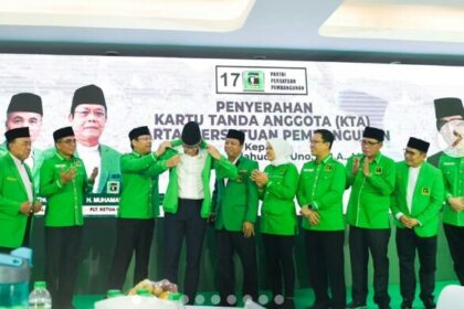 Sandiaga Uno saat dipakaikan jas oleh pengurus PPP. Foto: Dok PPP