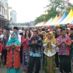 Menyambut HUT DKI ke 496 , warga Kelurahan Sukapura menggelar karnaval batik Betawi, Minggu (18/6). (Foto Sofian/IPOL.id)