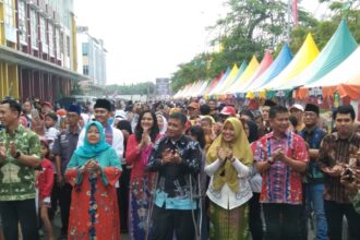 Menyambut HUT DKI ke 496 , warga Kelurahan Sukapura menggelar karnaval batik Betawi, Minggu (18/6). (Foto Sofian/IPOL.id)