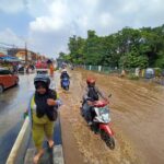 Para pengguna kendaraan bermotor berupaya menerabas banjir yang disebabkan meluapnya Kali Baru di Jalan Raya Bogor, Kramat Jati, Jakarta Timur, Senin (19/6) pagi. Foto: Joesvicar Iqbal/ipol.id
