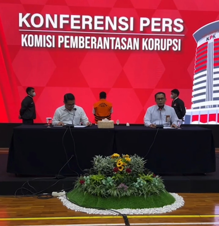 Kabag Pemberitaan KPK, Ali Fikri (kanan) dalam konferensi pers di Gedung Merah Putih, Jakarta Selatan. Foto: Video streaming KPK RI