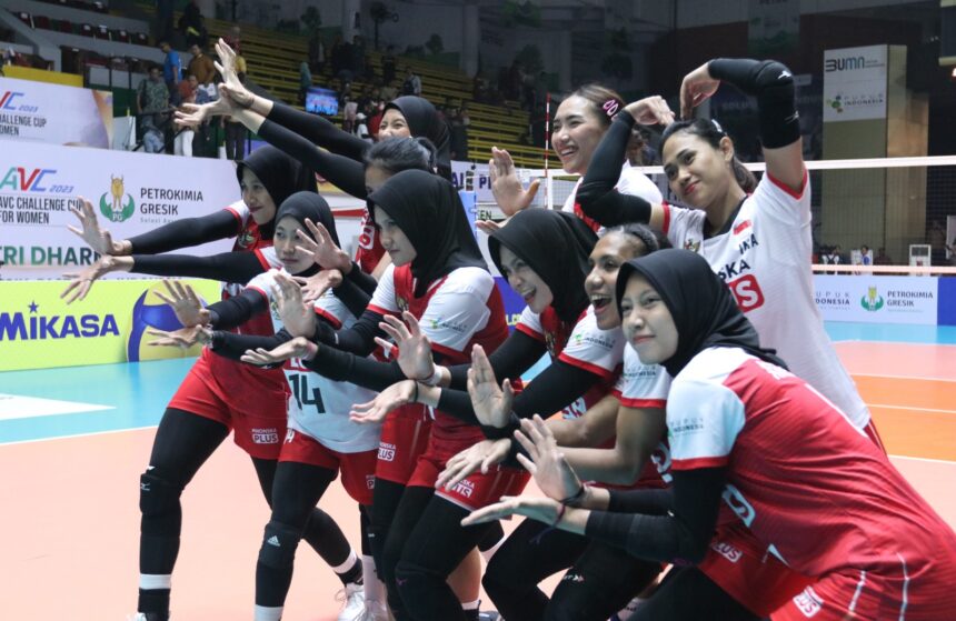 Tim tuan rumah Indonesia memastikan maju ke semifinal Kejuaraan Bola Voli Putri Asia "AVC Challenge Cup 2023 for Women" usai menundukkan Australia 3-0 (25-20, 25-17, 25-16) pada babak kedua, di GOR Tri Dharma Gresik, Rabu (21/6/2023). Foto/PBVSI