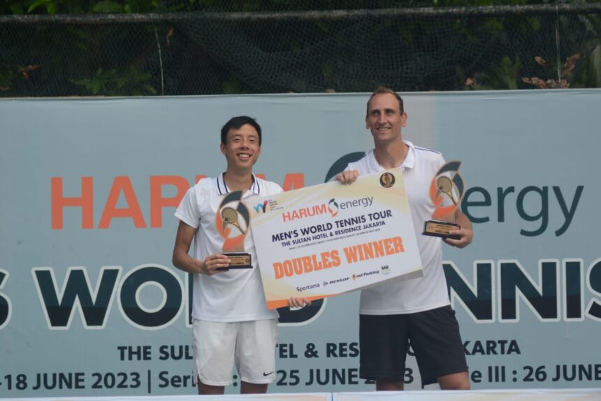 Petenis Indonesia, Justin Barki (23) bersama Thiemo de Bakker (34) menjuarai ganda seri kedua Harum Energy Mens World Tennis Tour 2023.