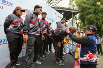 Pengalungan medali Babak Kualifikasi cabor gateball yang berlangsung selama lima hari resmi ditutup pada Minggu 25 Juni 2023 oleh Ketua Harian PB Pergatsi, Khalawi. Foto/pergatsi