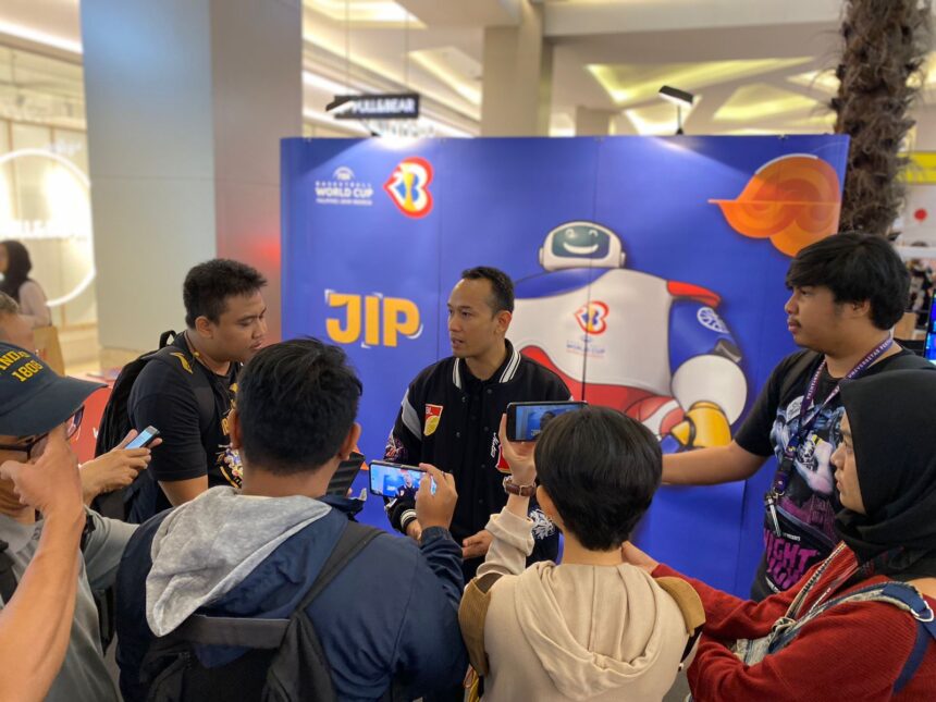 Sekjen LOC FIBA Basketball World Cup 2023 Indonesia Junas Miradiarsyah dalam sesi jumpa media di Kota Kasablanka, Minggu (25/6/2023) siang.