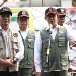 Kepala Badan Nasional Penanggulangan Bencana (BNPB), Letjen TNI Suharyanto selaku Ketua Satgas Penanganan PMK saat bersama Menko PMK, Muhadjir Effendy. Foto: BNPB