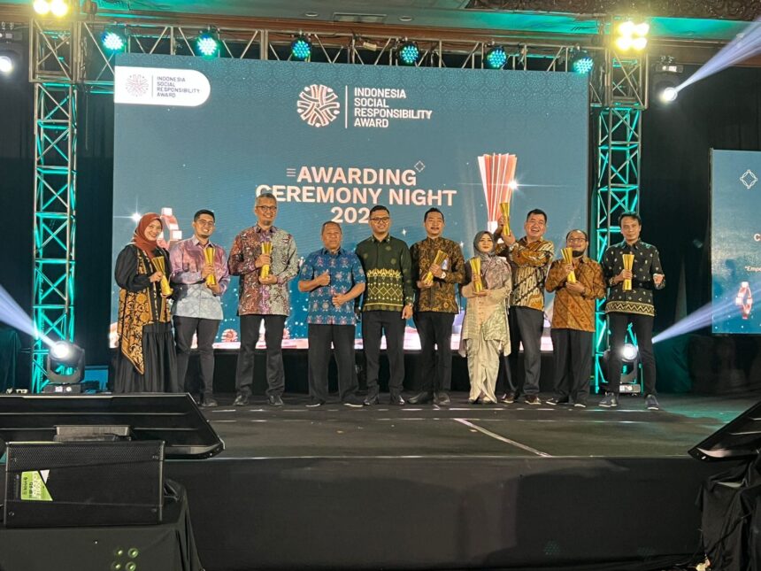 PT Pertamina (Persero) serta Subholding dan Anak Perusahaannya meraih 40 penghargaan pada Indonesia Social Responsibility Award (ISRA) 2023, di Solo, pekan lalu. Foto: Dok Pertamina