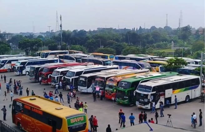 Terminal Terpadu Pulogebang, Cakung, Jakarta Timur sibuk melayani calon penumpang. Jumlah keberangkatan penumpang bus antar kota antar provinsi (AKAP) mengalami lonjakan pada Selasa (27/6). Foto: Terminal Pulo Gebang