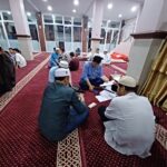 Aktivitas jemaah di Masjid Al-Hidayah, Kelurahan Bidara Cina, Kecamatan Jatinegara, Jakarta Timur yang setiap tahun menggelar dan bakal menunaikan salat Idul Adha 1444 Hijriah (H)/2023 pada Rabu (28/6) besok. Foto: Joesvicar Iqbal/ipol.id