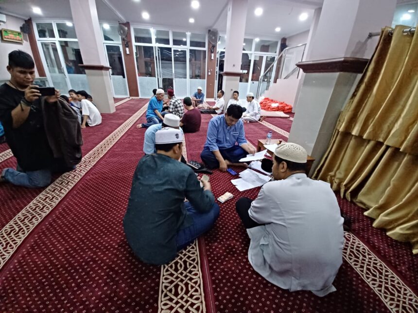 Aktivitas jemaah di Masjid Al-Hidayah, Kelurahan Bidara Cina, Kecamatan Jatinegara, Jakarta Timur yang setiap tahun menggelar dan bakal menunaikan salat Idul Adha 1444 Hijriah (H)/2023 pada Rabu (28/6) besok. Foto: Joesvicar Iqbal/ipol.id