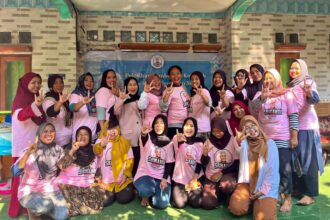 Sukarelawan Srikandi Ganjar Jabodetabek memberikan pelatihan pembuatan kerupuk ikan kepada Ibu-Ibu pelaku Usaha Mikro Kecil dan Menengah (UMKM) di Pulau Pari, Kepulauan Seribu, DKI Jakarta pada Senin (26/6) siang. Foto: Srikandi