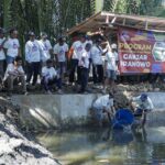 Sukarelawan Nelayan Balad Ganjar.memberikan bantuan ribuan bibit ikan Mujair kepada sejumlah pelaut kecil di Dusun Bojongsalawe, Desa Karangjaladri, Kecamatan Parigi, Kabupaten Pangandaran yang mengalami paceklik, Minggu (25/6) siang. Foto: Nelayan Balad