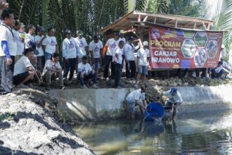 Sukarelawan Nelayan Balad Ganjar.memberikan bantuan ribuan bibit ikan Mujair kepada sejumlah pelaut kecil di Dusun Bojongsalawe, Desa Karangjaladri, Kecamatan Parigi, Kabupaten Pangandaran yang mengalami paceklik, Minggu (25/6) siang. Foto: Nelayan Balad