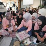 Mak Ganjar melanjutkan program 'Makpreneur' dengan mengadakan bakery class hidangan membuat ubi cilembu kepada Ibu-Ibu di Teras Kiara Cafe, Kabupaten Sumedang, Jawa Barat, Senin (26/6) siang. Foto: Mak