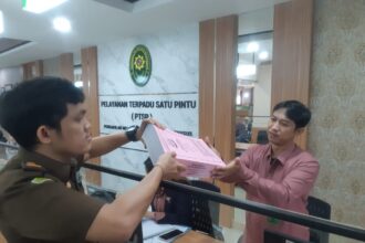 Jaksa melimpahkan berkas dua terdakwa kasus dugaan penyimpangan penetapan harga jual pasir laut pada Badan Pengelola Keuangan Daerah (BPKD) Kabupaten Takalar Tahun 2020 ke Pengadilan Tipikor Kelas 1 Makassar, Selasa (27/6). Foto: Seksi Penkum Kejati Sulsel