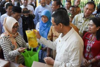 Pj Gubernur, Heru Budi Hartono saat melakukan peninjauan harga di pasar.(foto dok PPID)