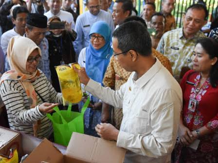 Pj Gubernur, Heru Budi Hartono saat melakukan peninjauan harga di pasar.(foto dok PPID)