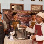 Para milenial di Rajamandala, Kecamatan Cipatat, Kabupaten Bandung Barat, Jawa Barat diedukasi soal kopi dan dilatih menjadi barista hingga membuka peluang usaha mandiri, Selasa (27/6). Foto: GS
