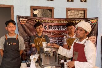 Para milenial di Rajamandala, Kecamatan Cipatat, Kabupaten Bandung Barat, Jawa Barat diedukasi soal kopi dan dilatih menjadi barista hingga membuka peluang usaha mandiri, Selasa (27/6). Foto: GS