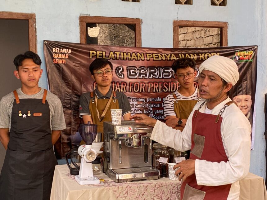 Para milenial di Rajamandala, Kecamatan Cipatat, Kabupaten Bandung Barat, Jawa Barat diedukasi soal kopi dan dilatih menjadi barista hingga membuka peluang usaha mandiri, Selasa (27/6). Foto: GS