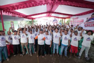 Sukarelawan Nelayan Balad Ganjar bersama ratusan pelaut pesisir Kabupaten Pangandaran konsolidasi menggaungkan dukungannya pada kegiatan 'Nelayan Balad untuk Ganjar Pranowo, Rambut Putih untuk Indonesia', Minggu (25/6) siang. Foto: Nelayan Balad