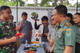 Sertu Agus Rahwan Awaludin, anggota Kodim 0615/Kuningan (kiri) saat berbincang dengan Dandim 0615/Kuningan Letkol Inf Bambang. Foto: Kodam III/Slw