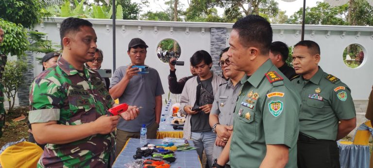 Sertu Agus Rahwan Awaludin, anggota Kodim 0615/Kuningan (kiri) saat berbincang dengan Dandim 0615/Kuningan Letkol Inf Bambang. Foto: Kodam III/Slw