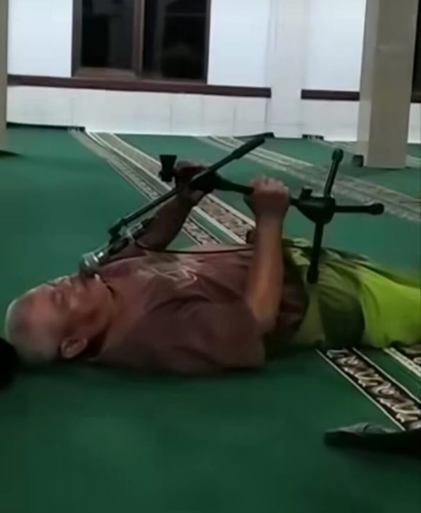 Bapak takbiran sampai tiduran, Foto : Tangkap Layar Tiktok @terang_media