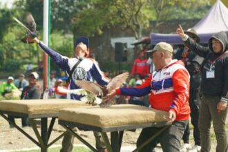 Para peserta bersemangat melombakan burung merpati andalnya pada event lomba burung merpati yang digelar Ganjar Muda Padjajaran (GMP) di Jalan Cidurian Selatan, Nomor 57, Buah Batu, Kota Bandung, Jawa Barat pada Jumat (30/6) siang. Foto: GMP