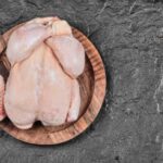 Ilustrasi - Daging ayam potong yang sudah dibersihkan siap dibuat menjadi masakan yang lezat untuk dihidangkan kepada keluarga di rumah. Foto: Freepik