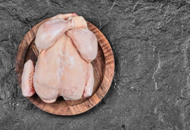 Ilustrasi - Daging ayam potong yang sudah dibersihkan siap dibuat menjadi masakan yang lezat untuk dihidangkan kepada keluarga di rumah. Foto: Freepik