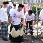 Para peserta dari berbagai kalangan diajarkan teknik penyembelihan, wawasan mendalam mengenai rukun hingga syarat penyembelihan hewan kurban di Pondok Pesantren Salafiyah Subussalaam, Kelurahan Kujangsari, Kecamatan Bandung Kidul, Kota Bandung, Jawa Barat, Jumat (30/6) siang. Foto: GS