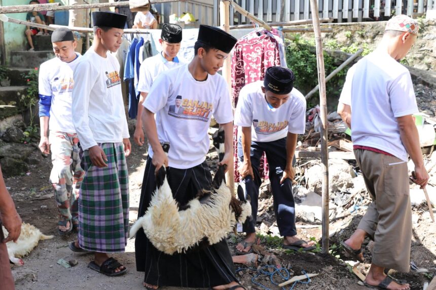 Para peserta dari berbagai kalangan diajarkan teknik penyembelihan, wawasan mendalam mengenai rukun hingga syarat penyembelihan hewan kurban di Pondok Pesantren Salafiyah Subussalaam, Kelurahan Kujangsari, Kecamatan Bandung Kidul, Kota Bandung, Jawa Barat, Jumat (30/6) siang. Foto: GS