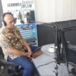 Pengamat Politik Universitas Padjadjaran, Firman Manan saat live on air di Radio Elshinta Bandung. Foto: Live on air Elshinta Bandung