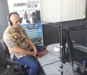 Pengamat Politik Universitas Padjadjaran, Firman Manan saat live on air di Radio Elshinta Bandung. Foto: Live on air Elshinta Bandung