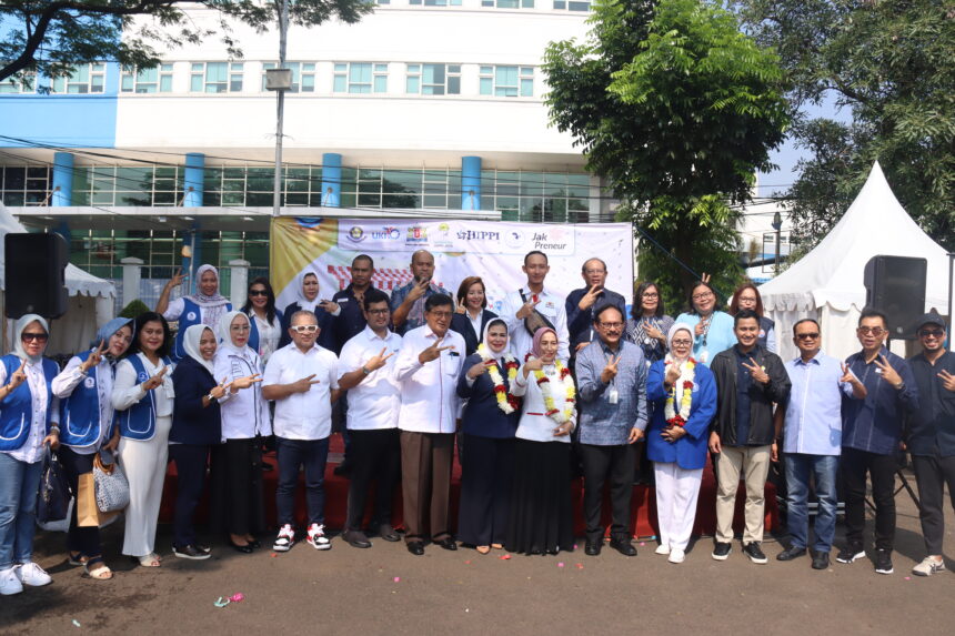 Rektor UKI bersama segenap berbagai organisasi pengusaha mendukung gerakan kewirausahaan di lingkungan kampus.