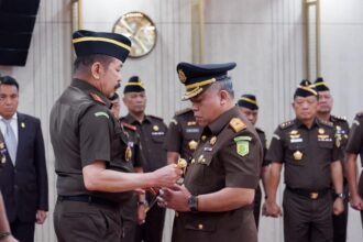 Jaksa Agung ST Burhanuddin saat melantik Harli Siregar sebagai Kepala Kejaksaan Tinggi (Kajati) Papua Barat. Foto: Puspenkum Kejaksaan Agung