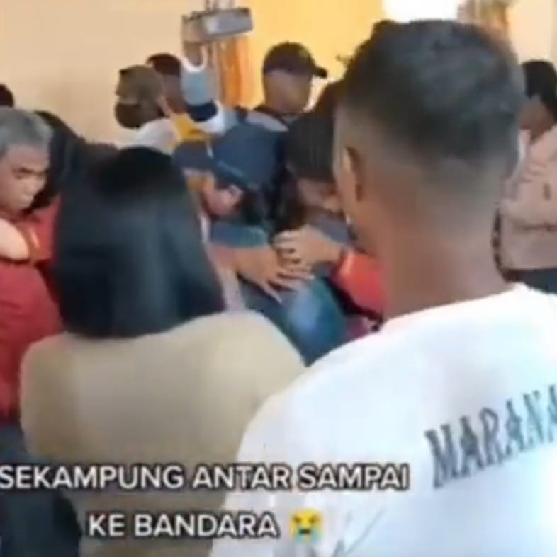 Mahasiswa KKN UGM di Desa Dian, Kecamatan Hoat Sorbay, Kabupaten Maluku Tenggara Provinsi Maluku dilepas haru oleh masyarakat. Foto: Twitter @Kegoblogan.Unfaedah,